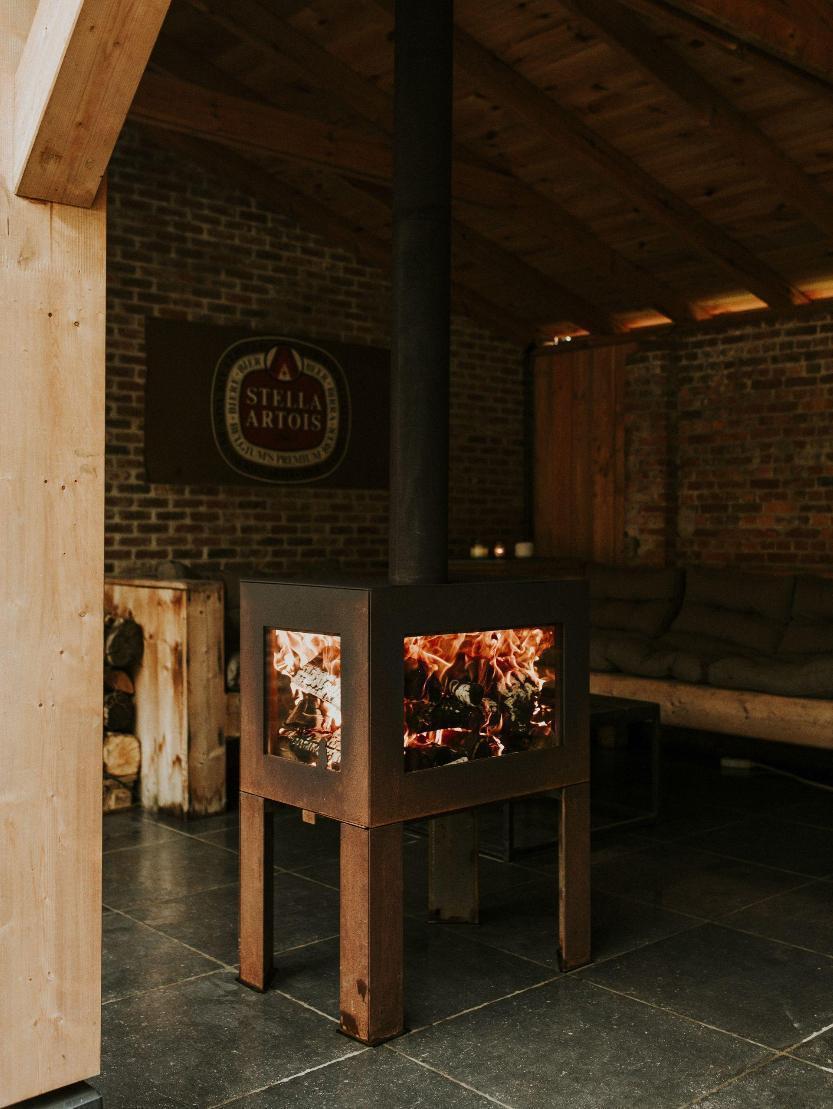 Poêle de jardin en bois plein de feu à Mancave